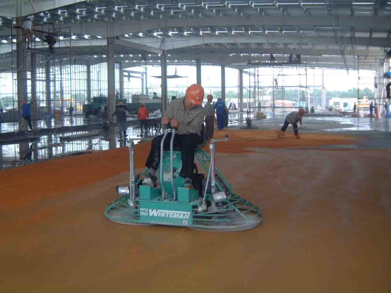 駕駛式磨光機進行磨光--耐福地坪