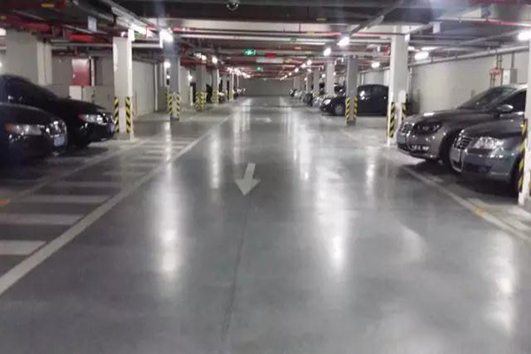 地下停車場地面