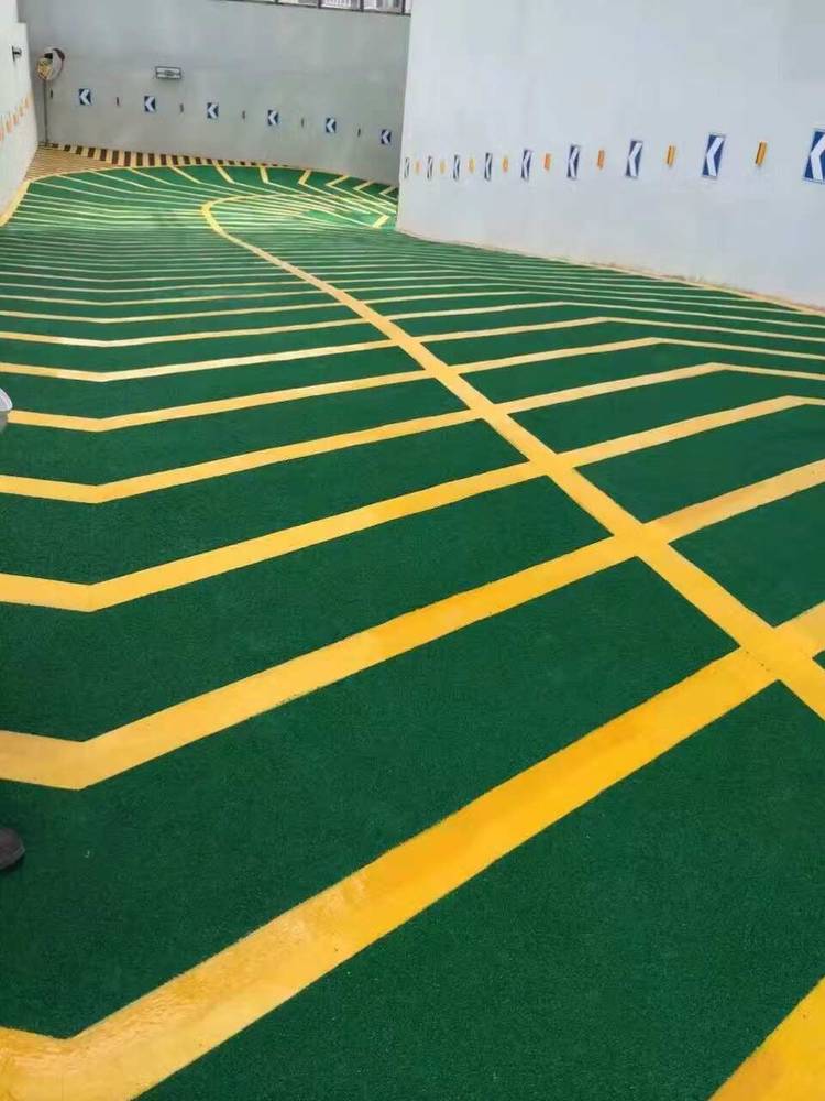 停車場止滑坡道